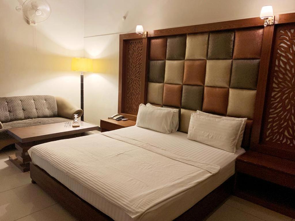 Hotel Multan Esterno foto