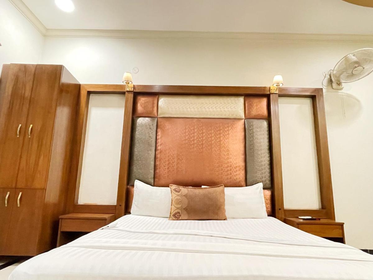 Hotel Multan Esterno foto