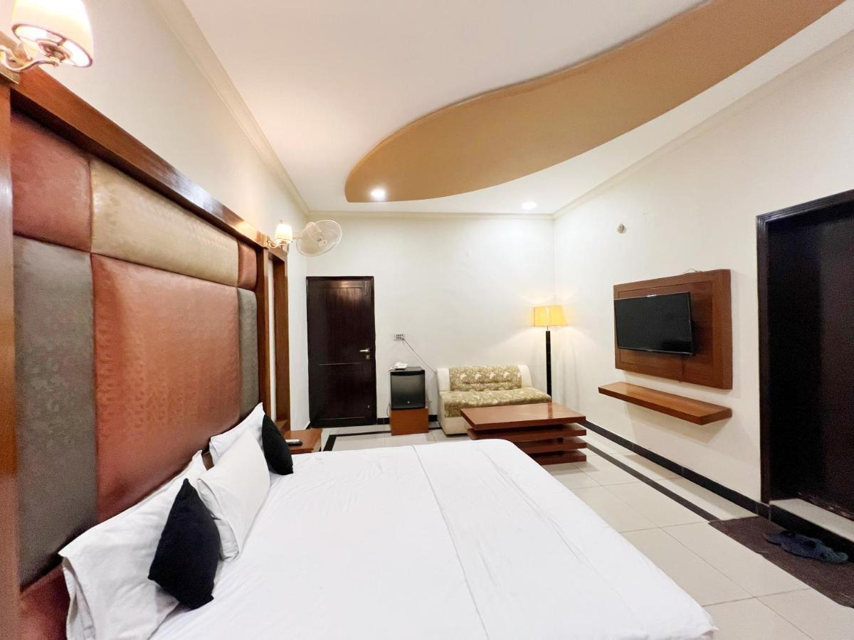 Hotel Multan Esterno foto