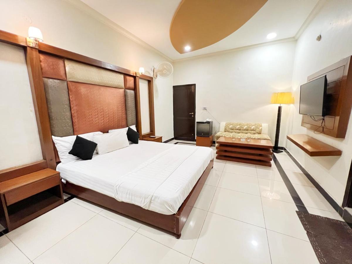 Hotel Multan Esterno foto