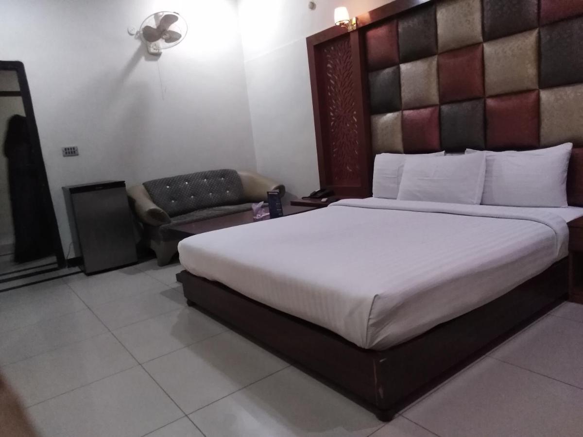 Hotel Multan Esterno foto