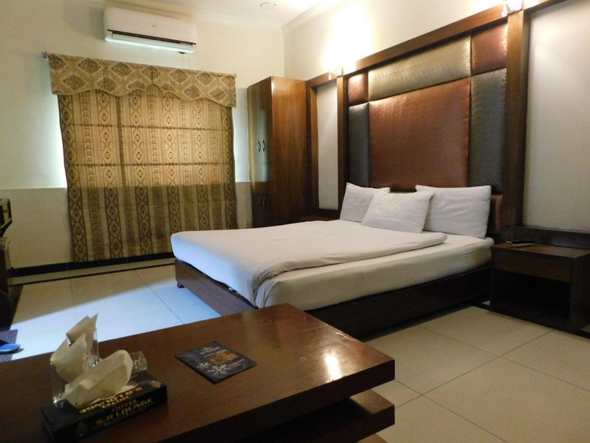 Hotel Multan Esterno foto