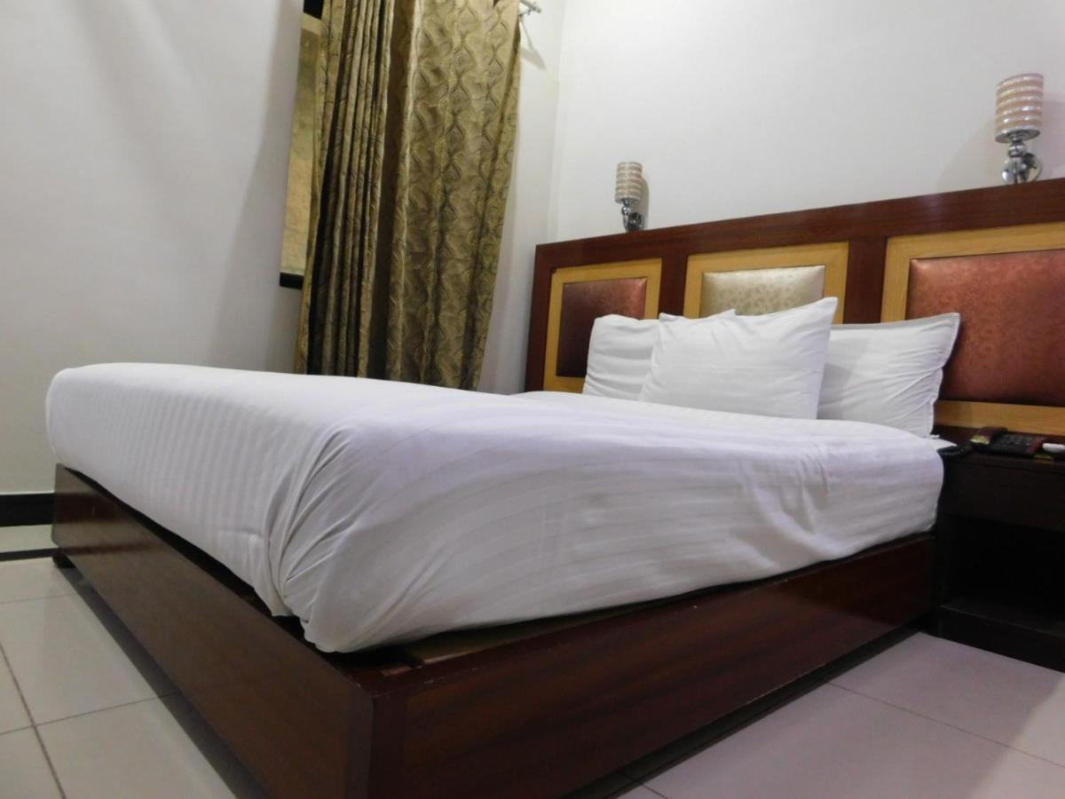 Hotel Multan Esterno foto